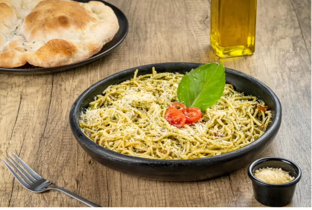 Pasta al pesto con pan de la casa