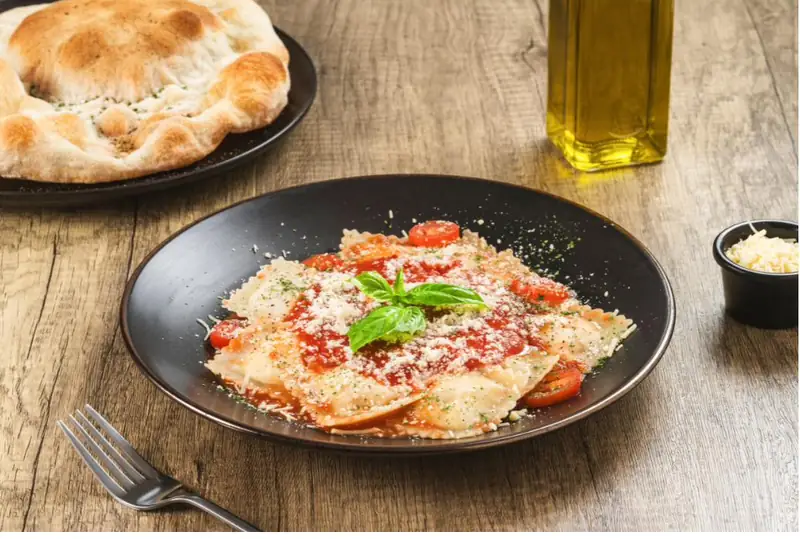 Raviolis mozzarella y pepperoni en salsa al teléfono